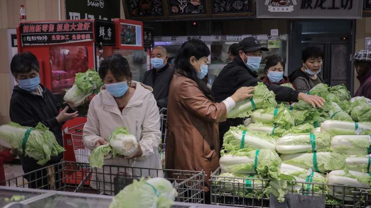 Varias personas compran ayer en Pekín tras el aviso del Gobierno de que se aprovisionen. WU HONG