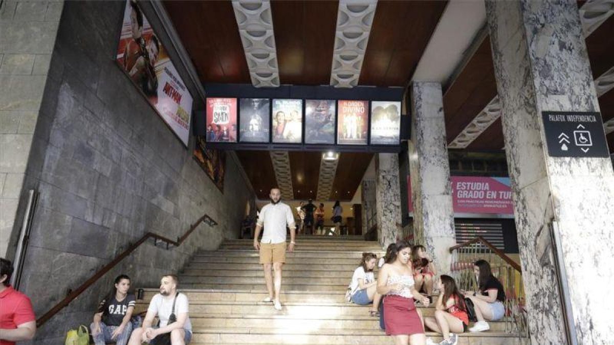 Entrada de los cines Palafox de Zaragoza.