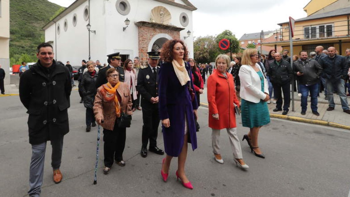 La alcaldesa y los ediles ayer en las fiestas del barrio de Flores del Sil. ANA F. BARREDO