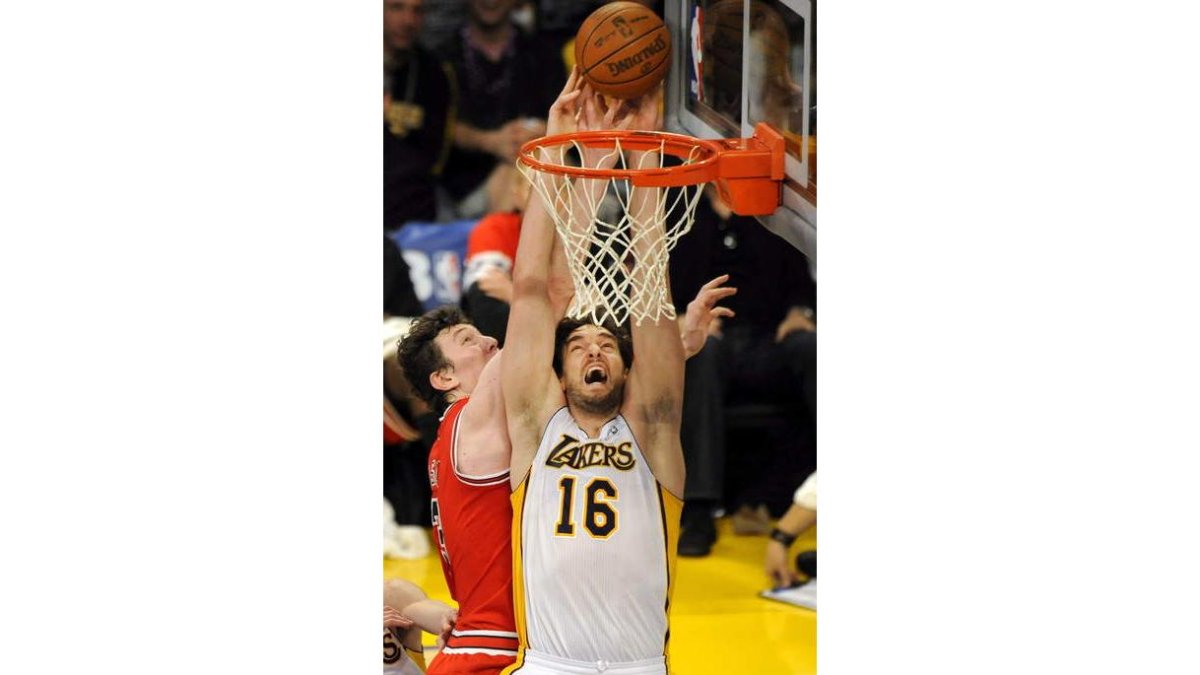 Pau Gasol disputa el balón con Omer Asik de los Bulls.