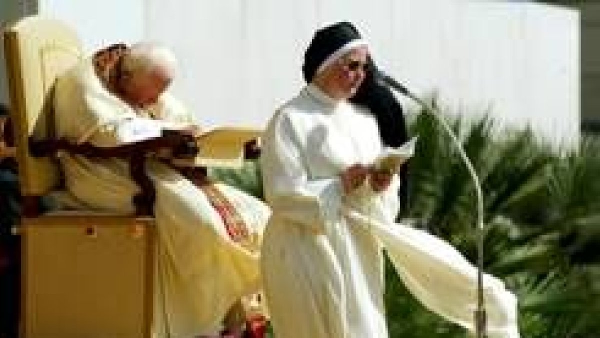 Una monja lee ante la presencia del Papa en Pompeya