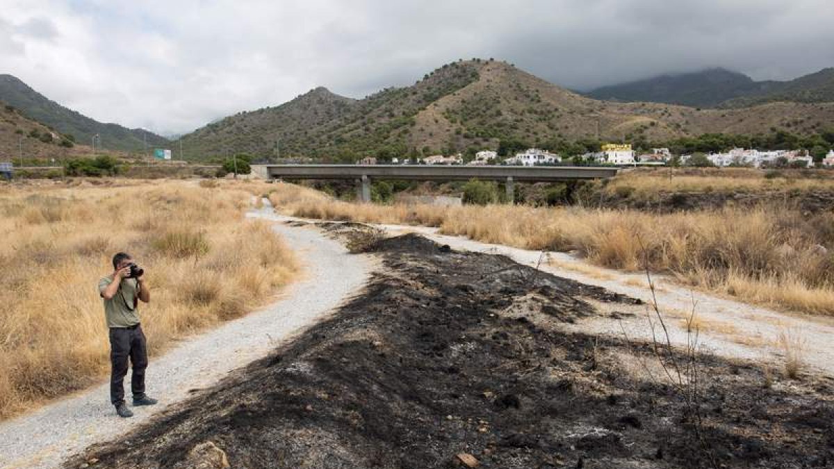 Zona quemada donde  apareció el cadáver de la mujer asesinada en Rincón de la Victoria. DANIEL PÉREZ