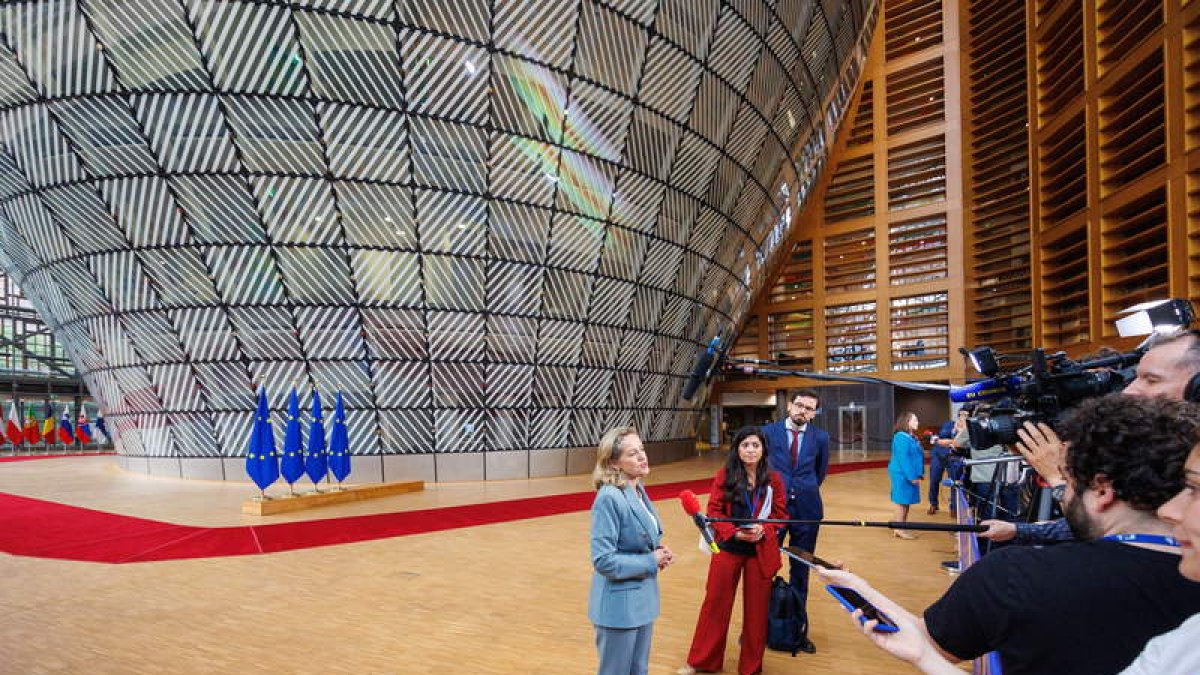 La vicepresidenta española Nadia Calviño atiende ayer a los medios en Bruselas. OLIVIER MATTHYS