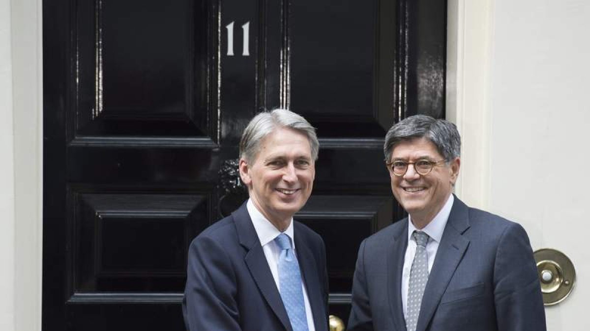 Philip Hammond, con el secretario del Tesoro de EE UU, en el 10 de Downing Street. WILL OLIVER,