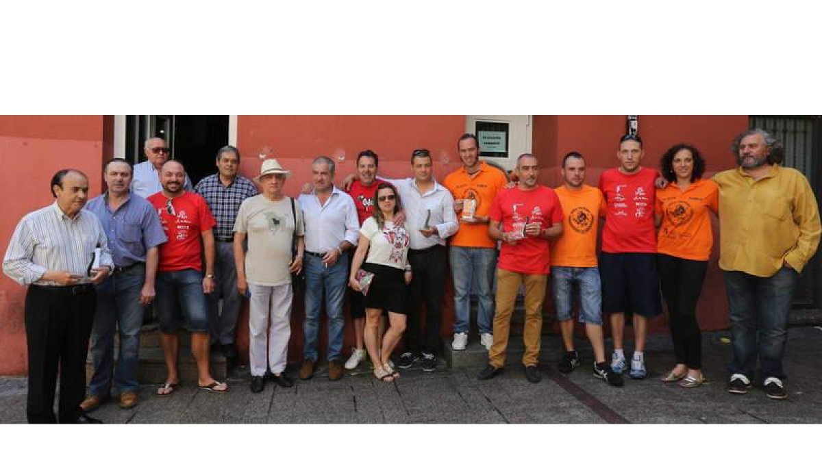 Gustavo Postigo, con los representantes de las peñas taurinas leonesas