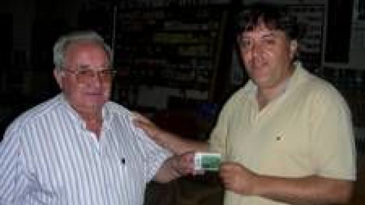 El presidente del Astorga entrega el carné informatizado a Laureano