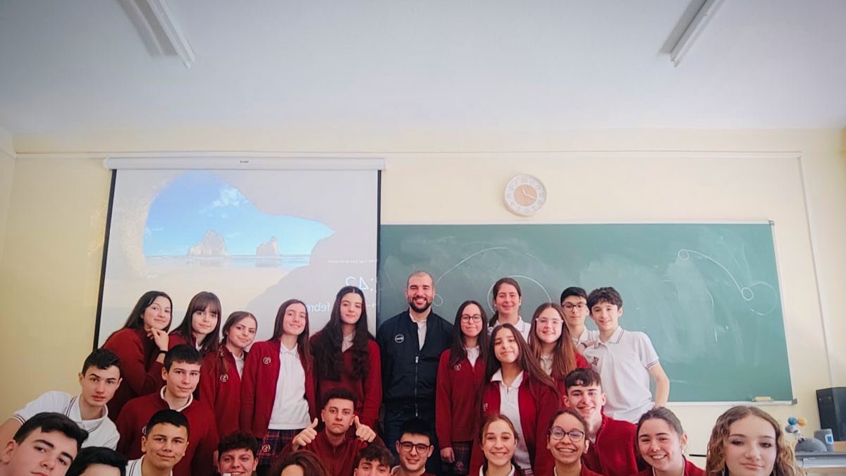 El astronauta leonés Pablo Álvarez posa con alumnos del colegios Leonés. DL