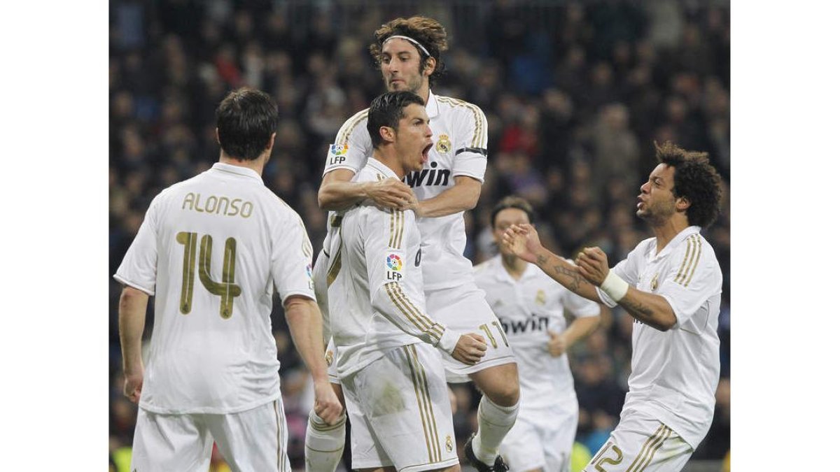 Ronaldo celebra su primer gol, segundo de su equipo, junto a Xabi Alonso, Granero y Marcelo.