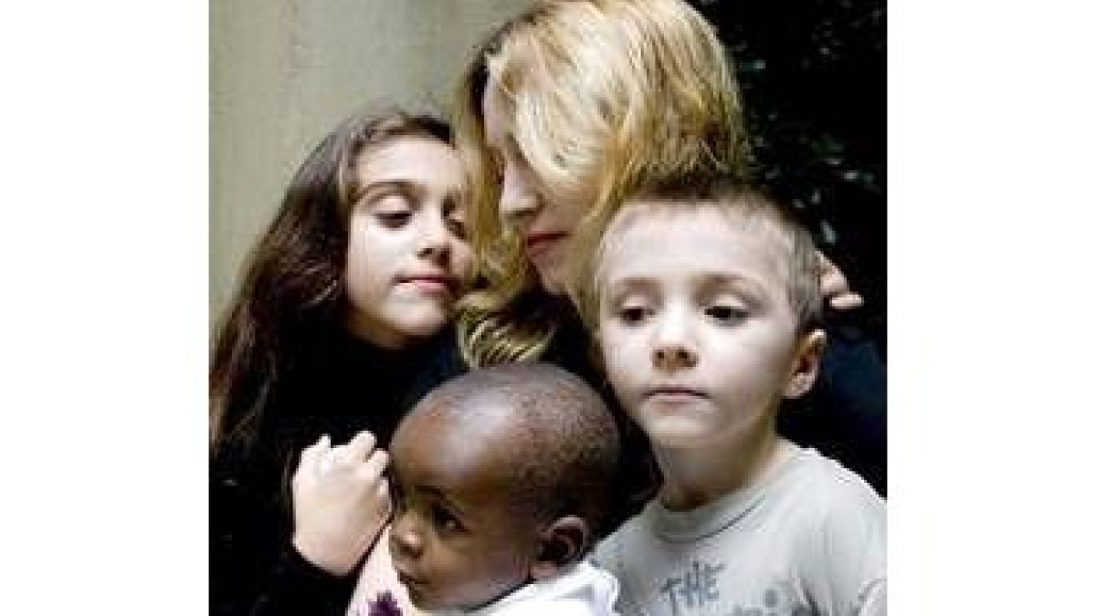 La cantante Madonna posa junto a sus hijos Lourdes, Rocco  y el pequeño David Banda