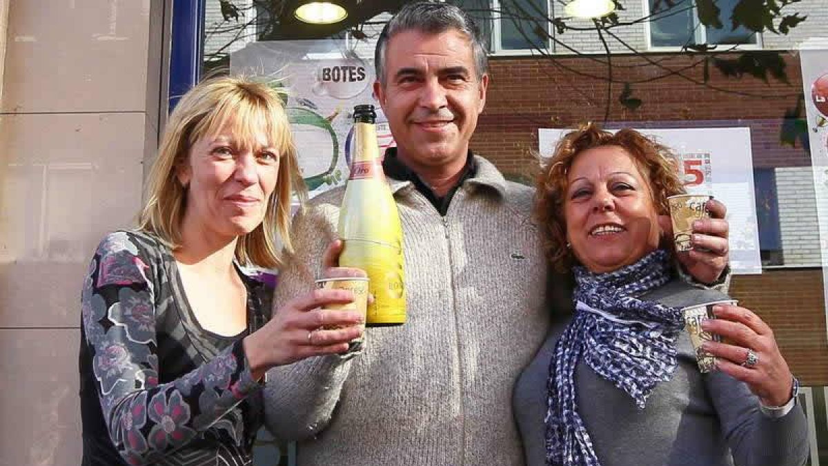 Los loteros que distribuyeron parte dle segundo premio en León celebran su suerte.