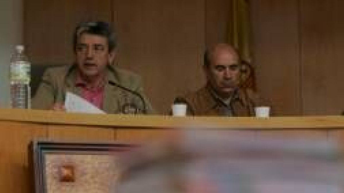 El alcalde, Miguel Martínez, al lado del concejal de Hacienda, Manuel Rubial, en el salón de plenos