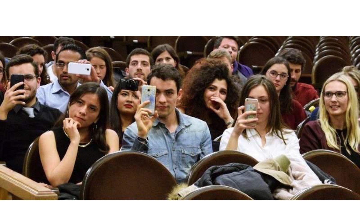 Un grupo de alumnos de Erasmus en la Universidad de León. DL
