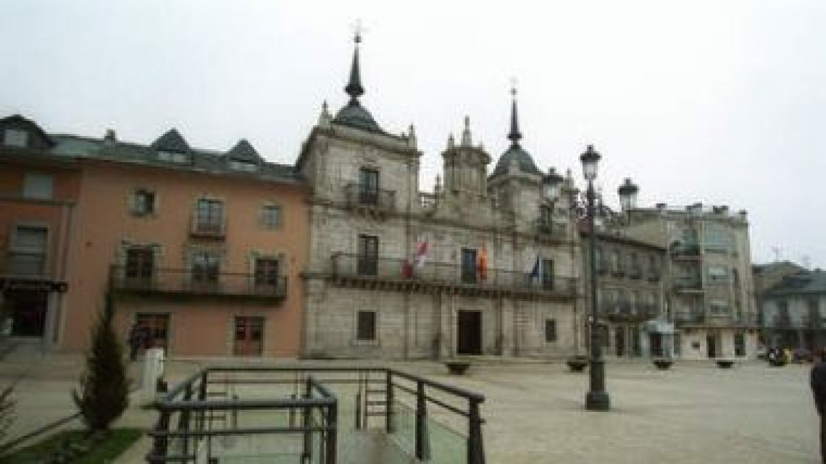 El Ayuntamiento de Ponferrada dedica medio millón de euros al año a retribuciones.
