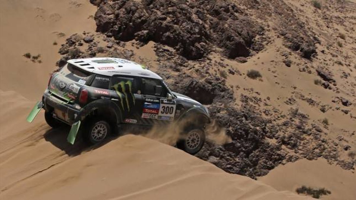 Stéphane Peterhansel supera con su mini un tramo complicado de arena en el rali Dakar.
