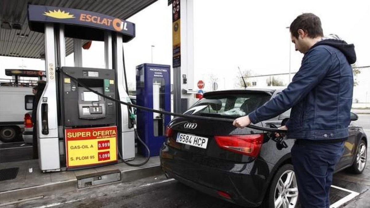 Repostaje en una gasolinera.