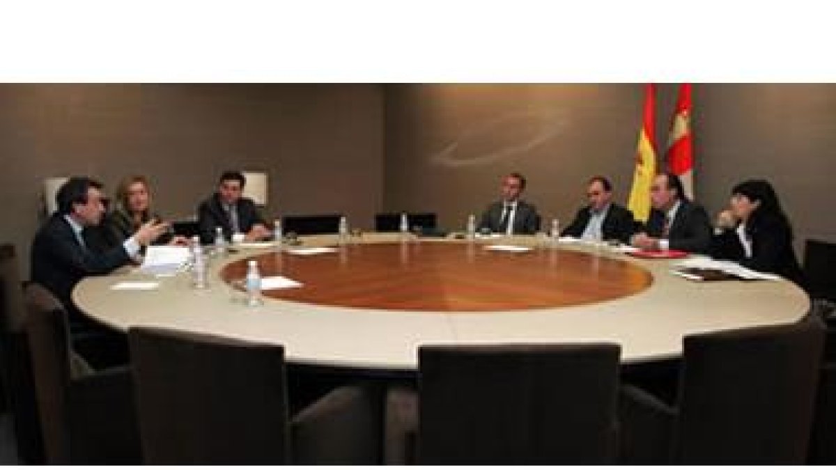 El PP y el PSOE presentan los primeros acuerdos del marco del «Pacto contra la crisis»