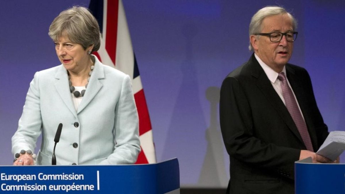 La primera ministra británica, Theresa May,  junto al presidente de la Comisión Europea, Jean-Claude Juncker.
