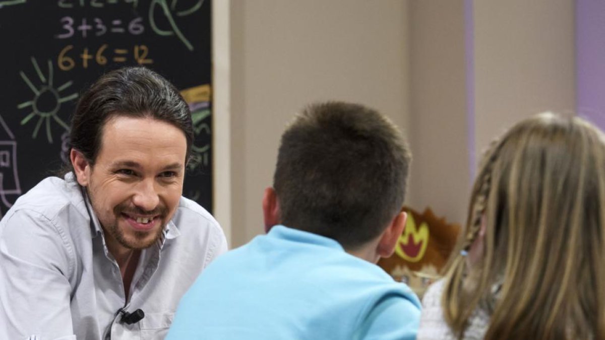 Pablo Iglesias, con los niños que lo entrevistaron en '26-J. Quiero gobernar', en Tele 5.