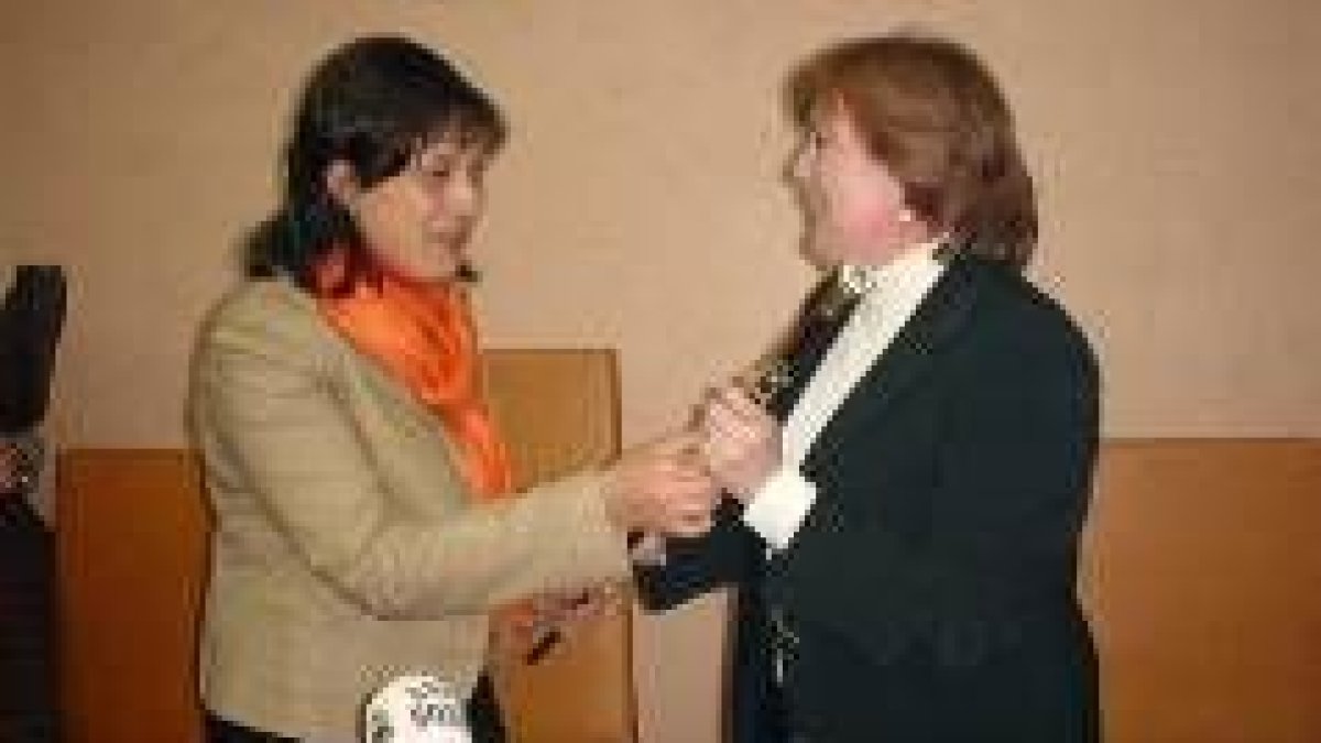 Hermelinda Rodríguez, alcaldesa en funciones, entrega el bastón de mando a Ana Luisa Durán