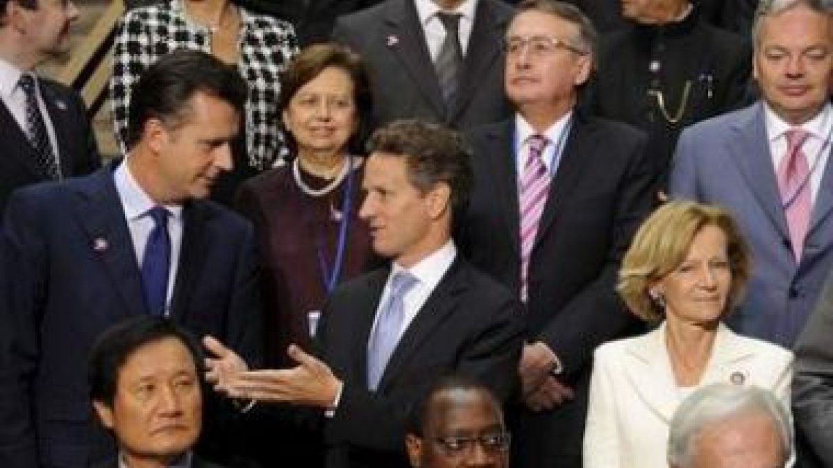 El gobernador del Banco Suizo, Hildebrand, escucha a Timothy Geithner, junto a Salgado.
