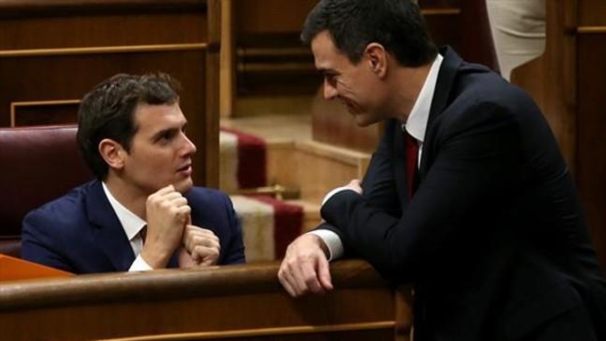 Rivera y Sánchez conversan en un hemiciclo del Congreso de los Diputados