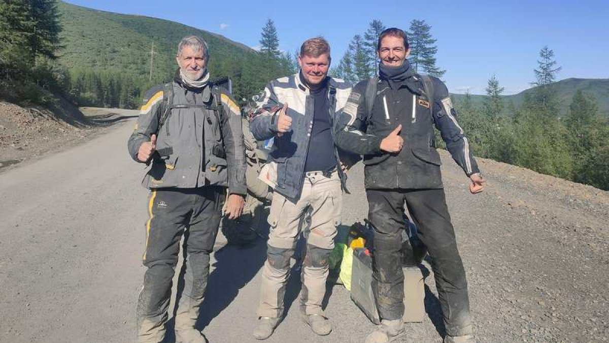 Jesús Nieto, a la derecha, vivió una intensa aventura de tres meses plena de experiencias recorriendo más de 40.000 kilométros y 18 países. DL