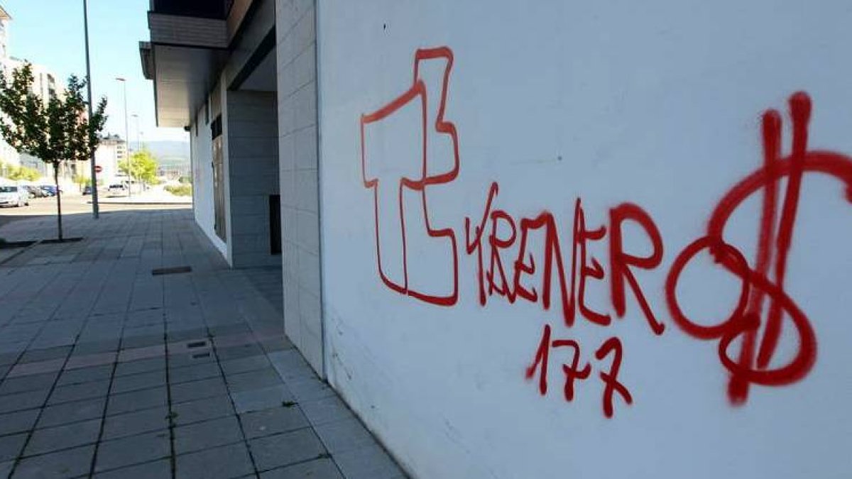 Una de las pintadas en la calle Matías Prats, en el nuevo barrio de La Rosaleda.