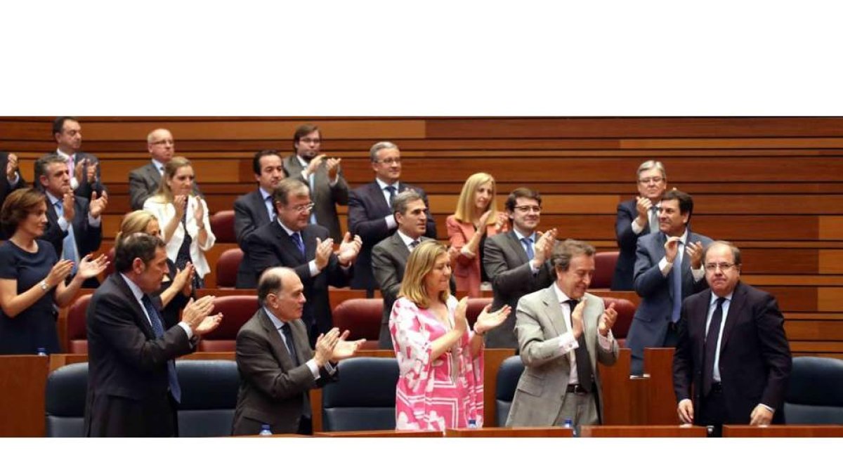 uan Vicente Herrera recibe el aplauso de su grupo tras ser reelegido Presidente de la Junta de Castilla y León.