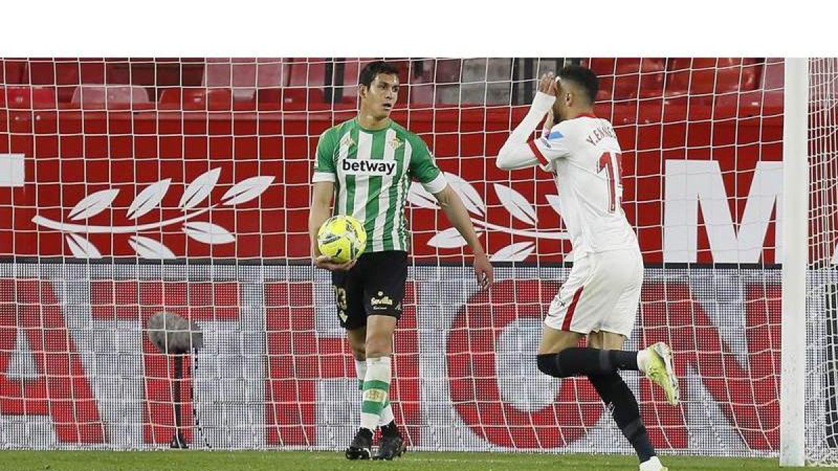El delantero del Sevilla Youssef En-Nesyri celebra su gol tras marcar ante el Betis. JOSE MANUEL VIDAL