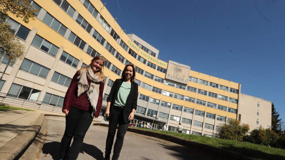 La estudiante lituana Daiva Puidokaite y la profesora Flor Álvarez Taboada, en el Campus. ANA F. BARREDO