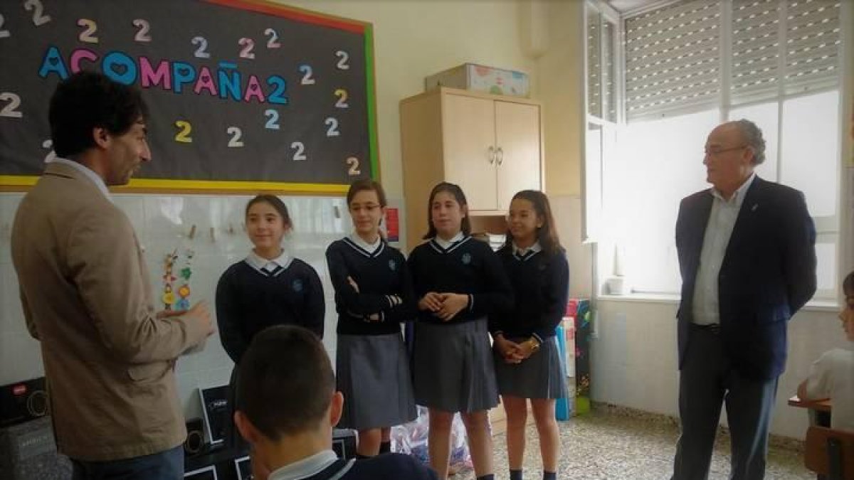 Las alumnas del colegio La Inmaculada recibieron ayer su premio