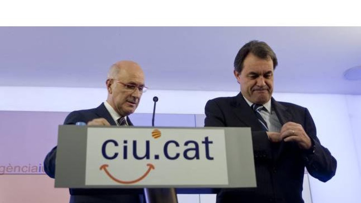 Artur Mas y Josep Antoni Duran Lleida, con malas caras, en una rueda de prensa del 2010.
