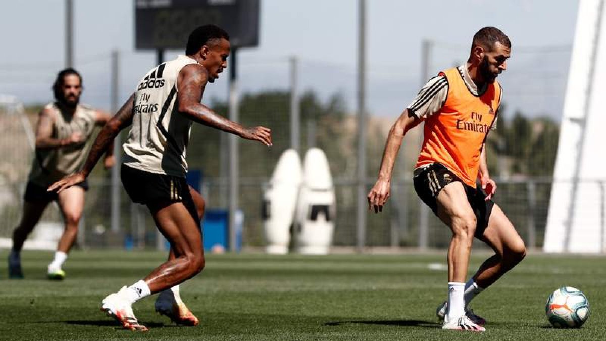 El francés Karim Benzema, a la derecha, y el brasileño Eder Militao entrenan en Valdebebas. ESTÉVEZ