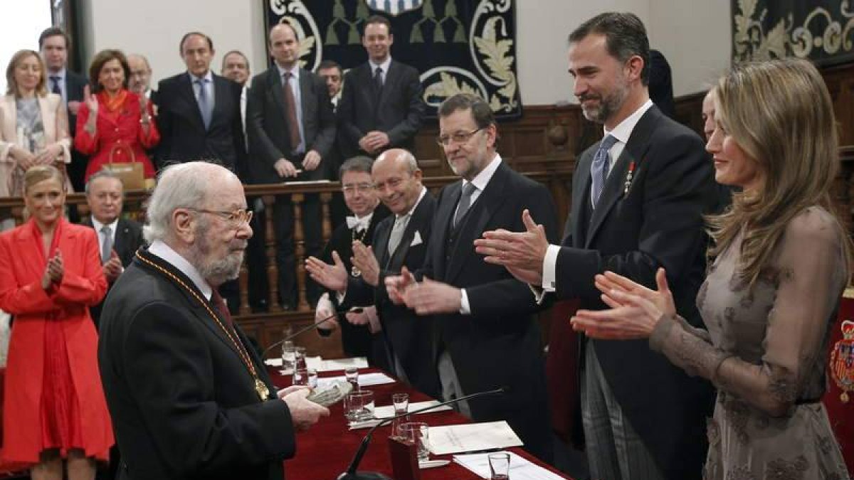 Los príncipes, Mariano Rajoy y el ministro Wert aplauden a José Caballero Bonald, tras recibir éste el premio Cervantes.