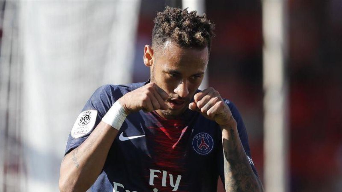 Neymar hace el gesto de llorar para replicar a la afición del Nimes que se había burlado de él. /