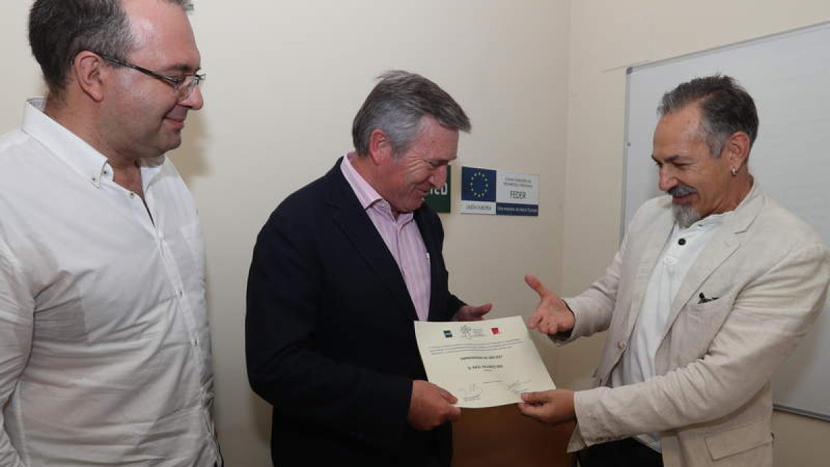 Raúl Valcarce recogió ayer el diploma acreditativo en el centro de la Uned en Ponferrada. ANA F. BARREDO