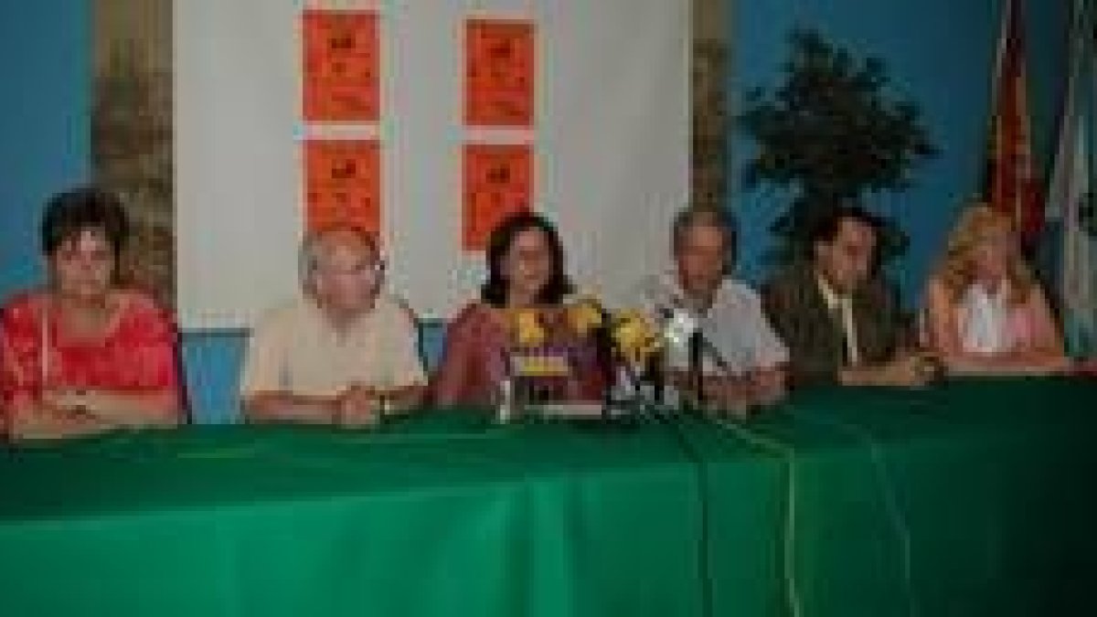 La presidenta de Bierzo Ayuda, Loli Rodríguez (en el centro), con los vocales de la ONG, y Lupi