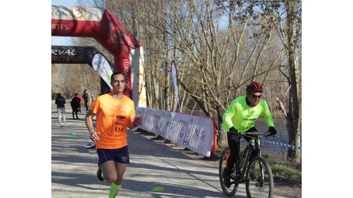 La segunda entrega de Runners contra Bikers deparó una lucha deportiva intensa y emocionante que se saldó en esta ocasión a favor de los ciclistas. SECUNDINO PÉREZ