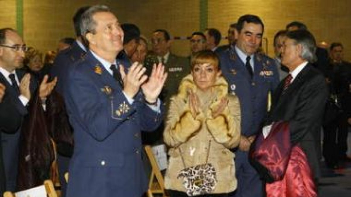 El general Jiménez, junto a Carrasco y Álvarez, levanta la vista, quizá recordando a A. Cubillas.