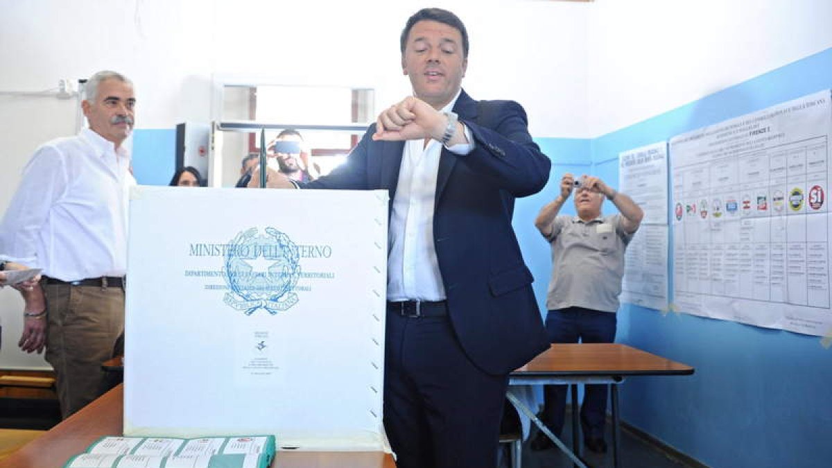 El primer ministro italiano, Matteo Renzi, deposita su voto.