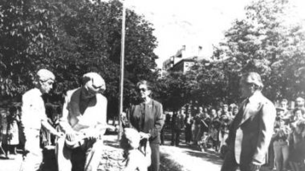 Odón Alonso hijo inauguró también en 1977 la escultura de su padre