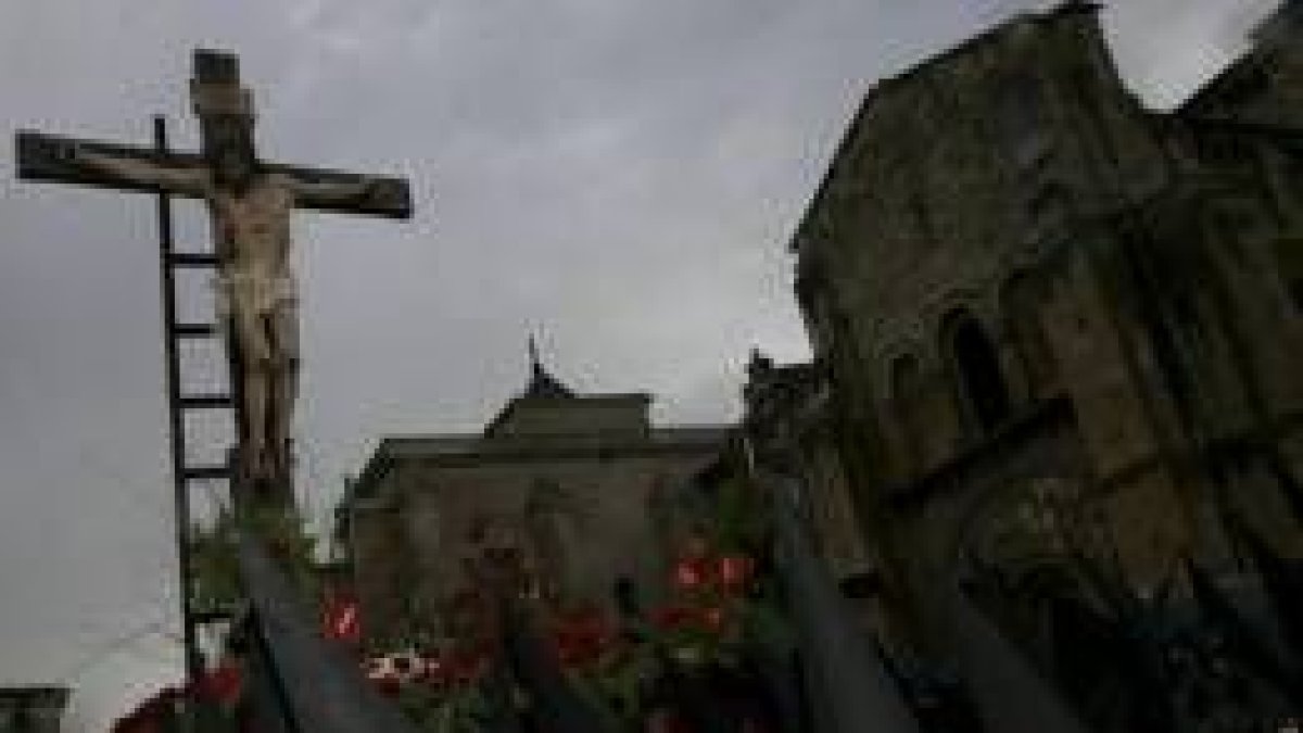 El descendimiento no pudo realizarse frente a la Puerta del Perdón de San Isidoro