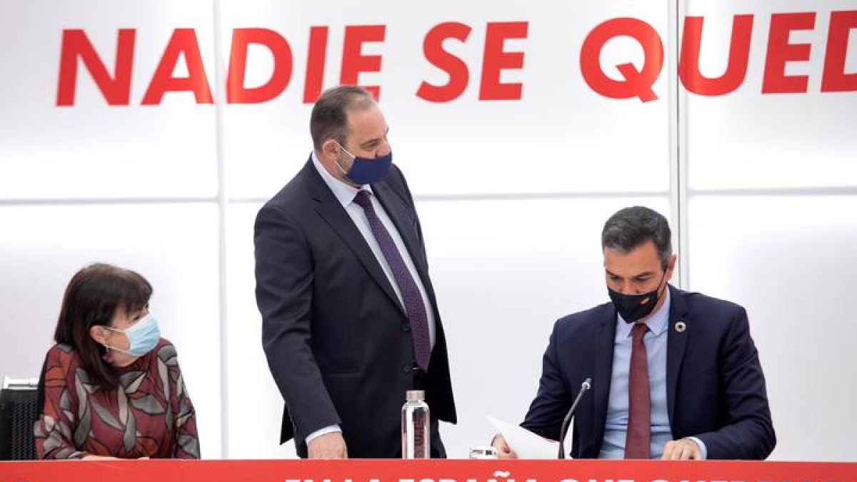 El presidente del Gobierno, Pedro Sánchez (d), junto al secretario de Organización y ministro de Fomento, José Luis Ábalos (c), y la presidenta del PSOE, Cristina Narbona (i). EVA ERCOLANESE