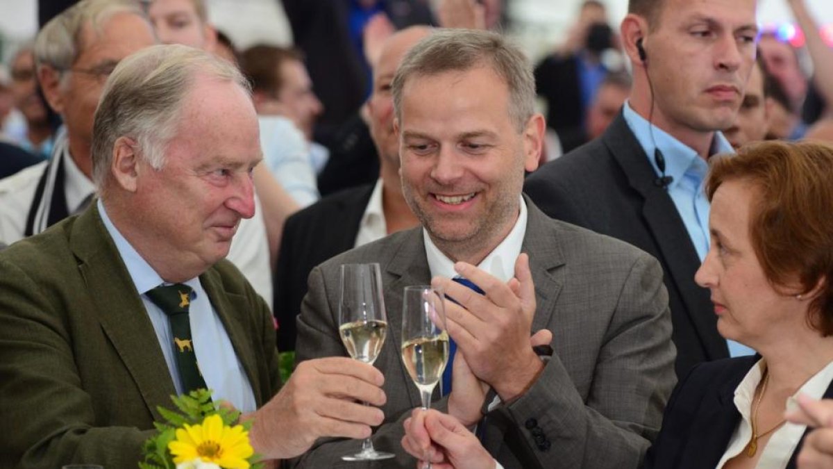 Leif-Erik Holm, en el centro, candidato de AfD en el land de  Mecklemburgo-Pomerania Occidental, celebra los buenos resultados.