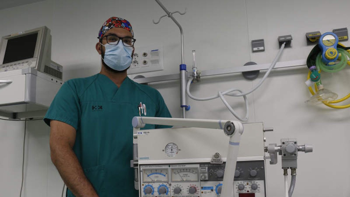 El enfermero David Ramimóndez, en el quirófano de HM San Francisco. FERNANDO OTERO