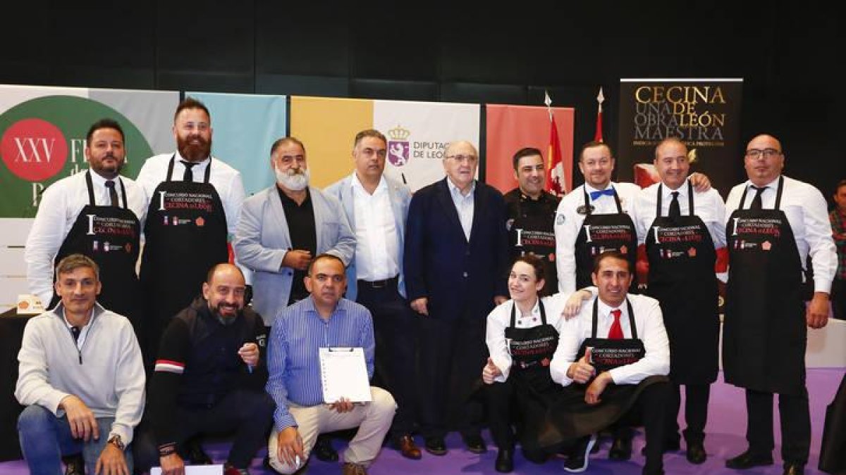 Participantes en el concurso de corte de cecina durante la Feria de los productos de León.