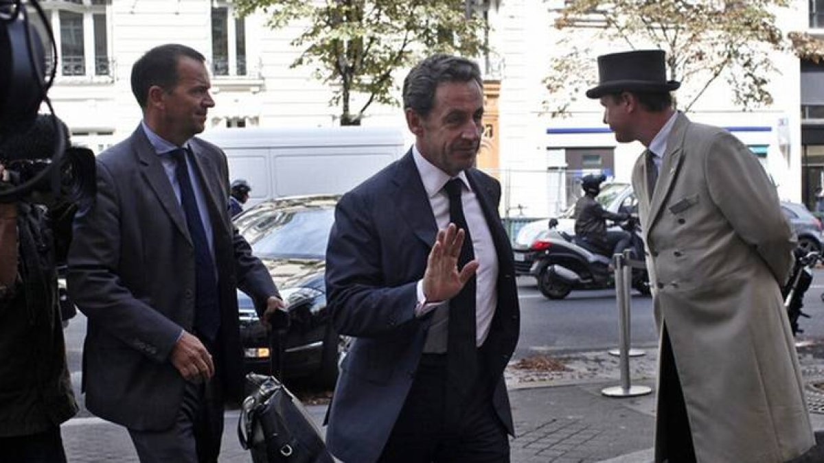 El expresidente francés Nicolas Sarkozy, este viernes, llegando a un hotel de París.