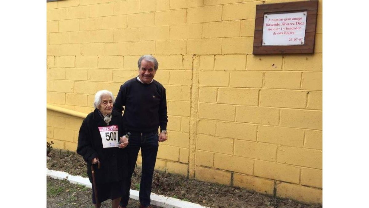 Fermina León, la socia de mayor edad de la bolera, con Iglesias. DL