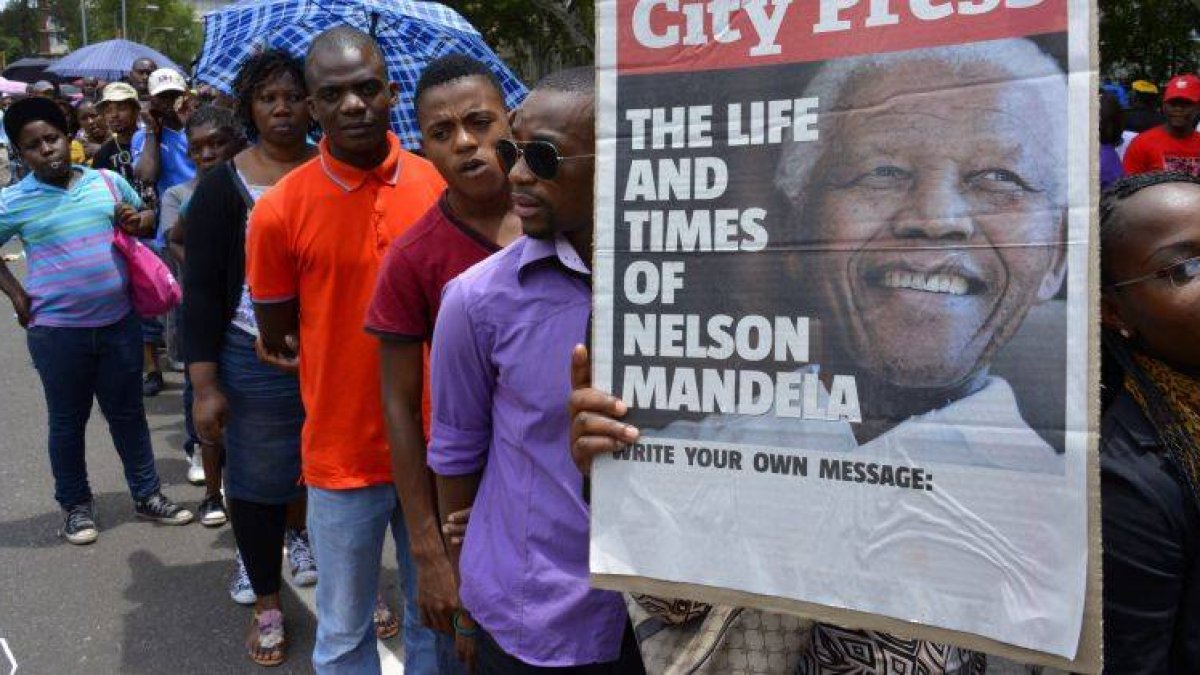 Varios sudafricanos esperan para dar el último adiós a Mandela en la capilla ardiente montada en Unions Building.