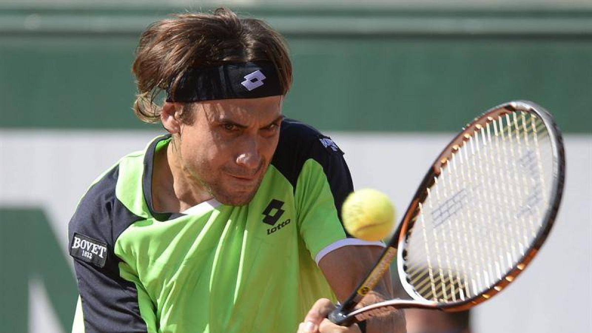 El tenista español David Ferrer, devuelve una bola a su compatriota Tommy Robredo, durante el partido de cuartos de final del Torneo de tenis Roland Garros disputado en París, Francia, el 4 de junio de 2013.